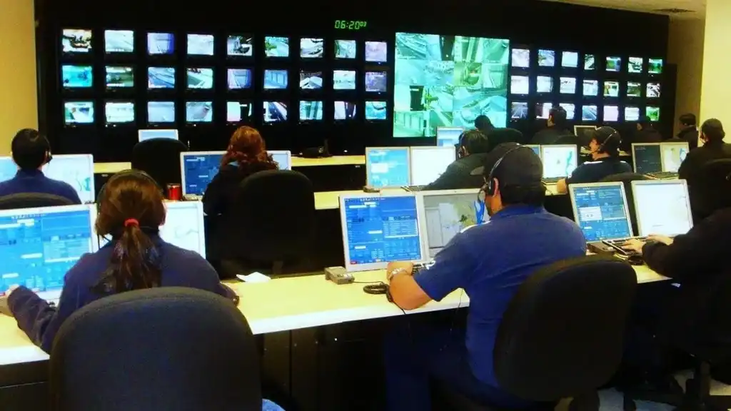 Displaying call center KPIs with digital signage