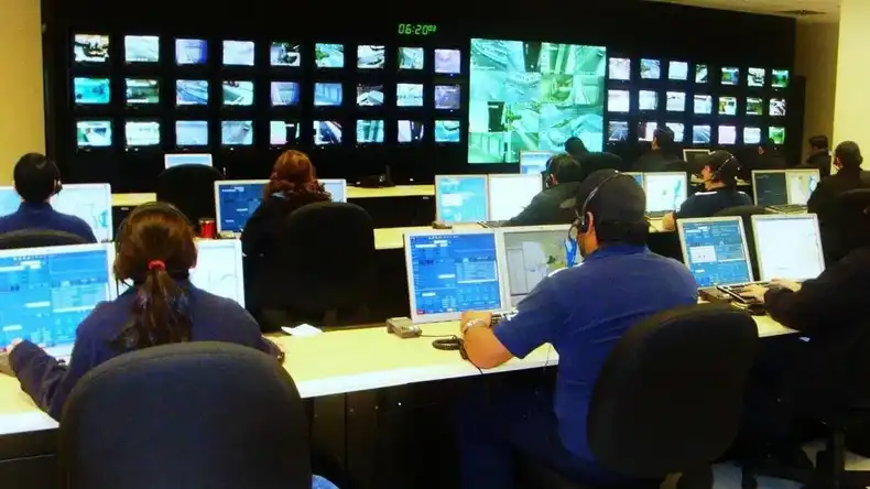Displaying call center KPIs with digital signage