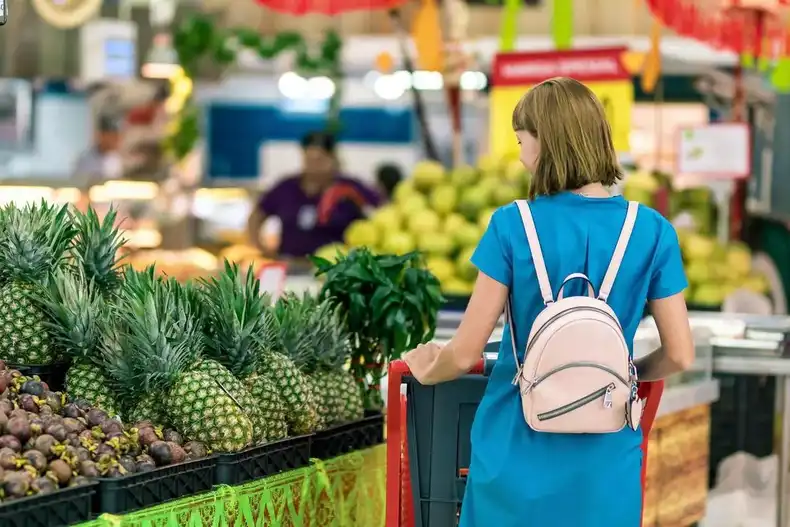 Digital signage for supermarkets and grocery stores