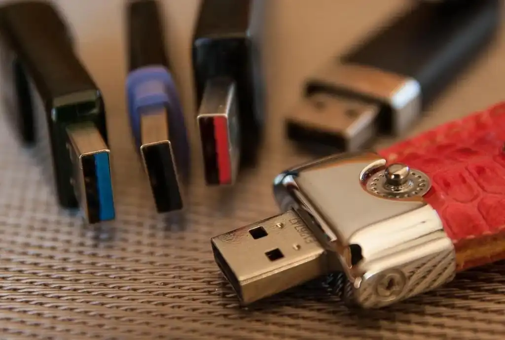 USB sticks and smart tvs vs digital signage software