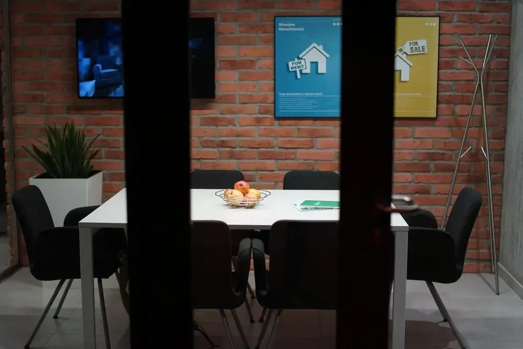 How to show content on a digital display screen