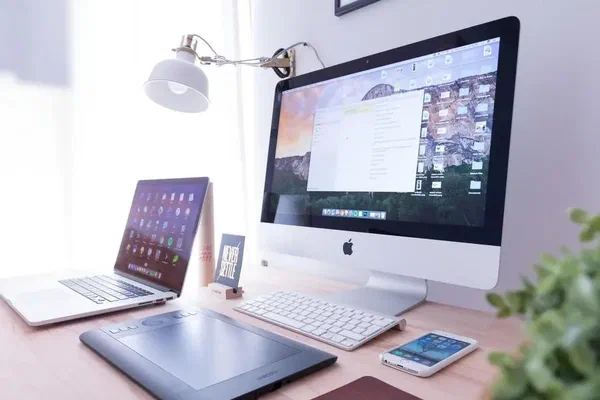 This image is of a desktop that can use Screenly Cast to display Wordpress content beautifully on digital signs.