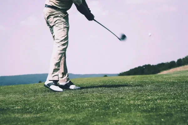 Golf club that uses digital signs.