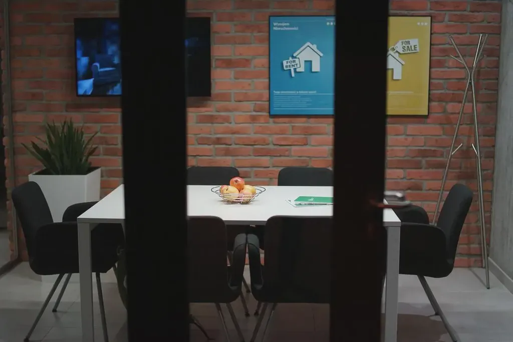 Using office digital signage to enhance the workplace environment