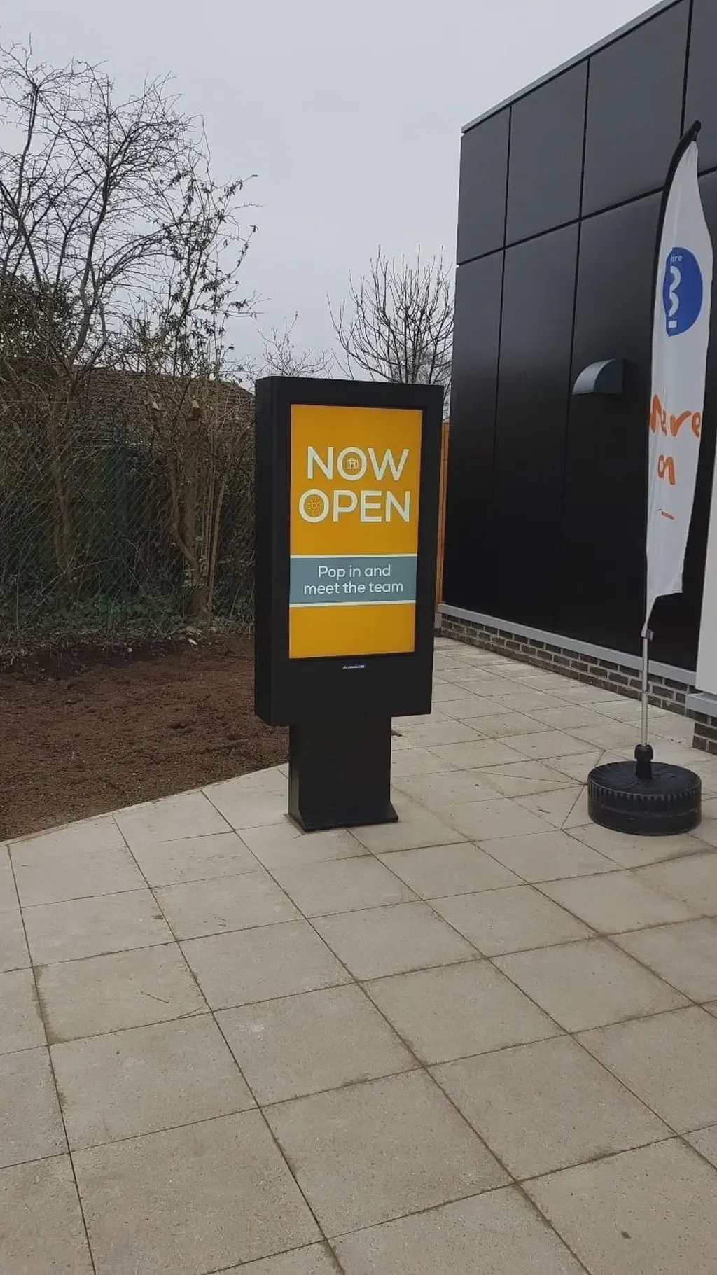 A single screen totem enclosure unit.