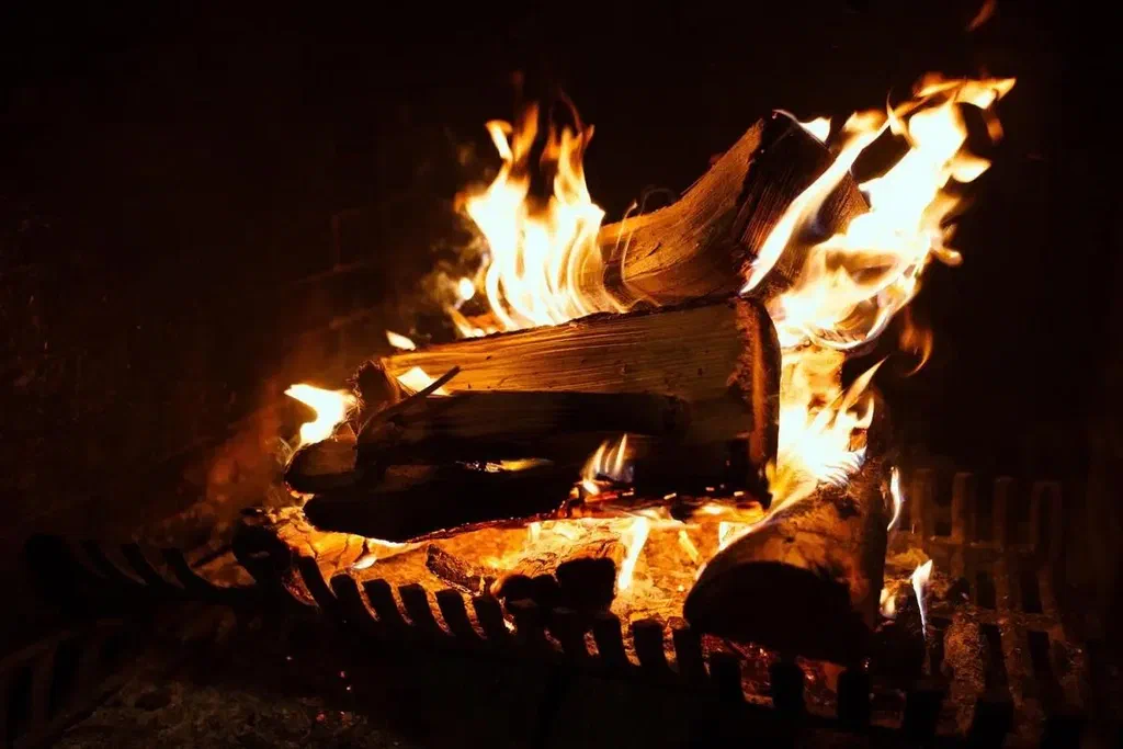 Virtual fireplace with a Raspberry Pi HDMI display